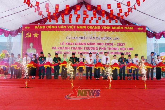 Các đại biểu cắt băng khánh thành Trường Phổ thông nội trú Tiểu học và THCS Mường Lèo.