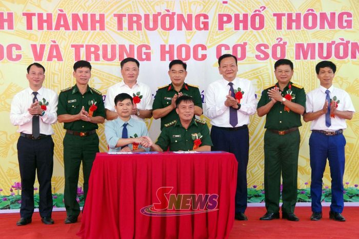 Các đại biểu chứng kiến ký kết kết nghĩa giữa Trường Phổ thông nội trú Tiểu học và THCS Mường Lèo và Đồn Biên phòng Mường Lèo