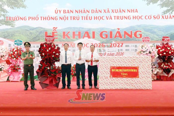 Đồng chí Giám đốc Công an tỉnh chúc mừng thầy, trò nhà trường.