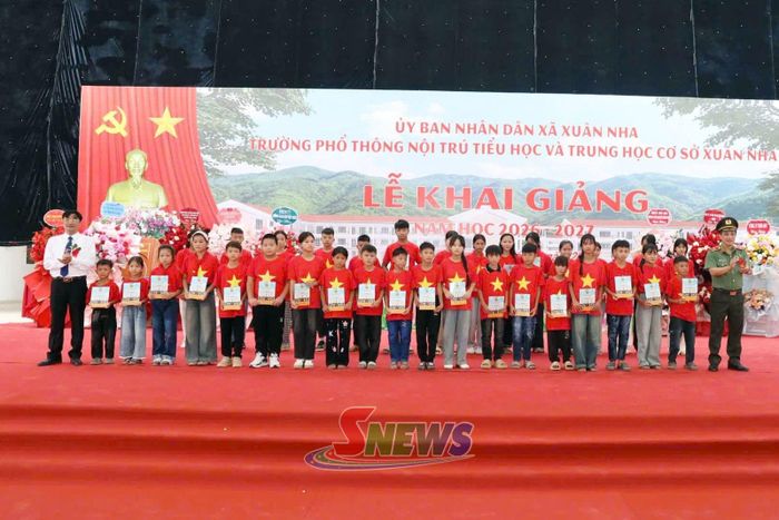 Các em học sinh có hoàn cảnh khó khăn nhận phần quà của các nhà hảo tâm.