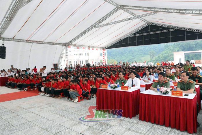 Các đại biểu tham dự Lễ khai giảng.