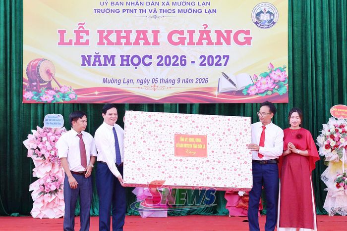 Đồng chí Nguyễn Mạnh Hùng chuyển trao quà của Tỉnh uỷ, HĐND, UBND, Uỷ ban MTTQ Việt Nam tỉnh cho thầy và trò nhà trường. 