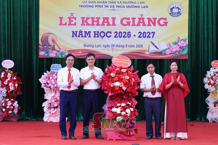 Đại diện các Sở, ngành tặng hoa chúc mừng Trường PTNT Tiểu học và THCS Mường Lạn.