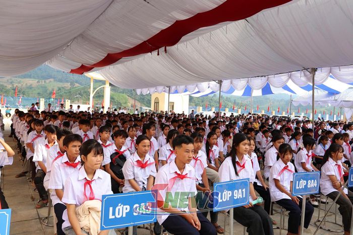 1.050 học sinh Trường PTNT Tiểu học và THCS Mường Lạn hân hoan đón chào năm học mới.