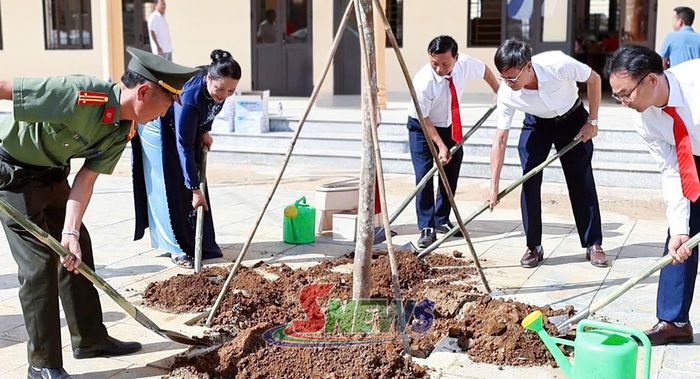 Đại diện các đơn vị trồng cây lưu niệm tại sân Trường PTNT Tiểu học và THCS Mường Lạn.