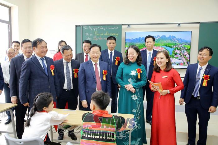 Đồng chí Võ Thị Ánh Xuân, Bí thư Trung ương Đảng, Phó Chủ tịch nước và các đại biểu tham quan phòng lớp học tại Trường Phổ thông nội trú Tiểu học và THCS Chiềng Sơn.