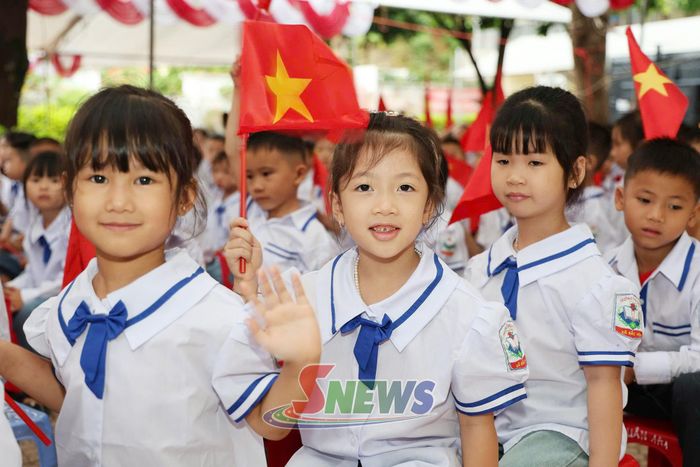 Học sinh lớp 1 hào hứng bước vào năm học mới.