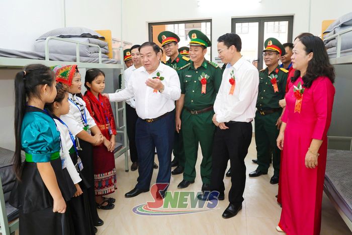 Đồng chí Chá A Của, Phó Bí thư Tỉnh ủy, Chủ tịch Ủy ban MTTQ Việt Nam tỉnh và các đại biểu động viên các em học sinh Trường Phổ thông nội trú Tiểu học và THCS Chiềng Khương.