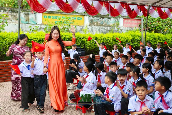 Các cô giáo đón học sinh lớp 1 Trường Tiểu học &THCS Bắc Yên, xã Bắc Yên.