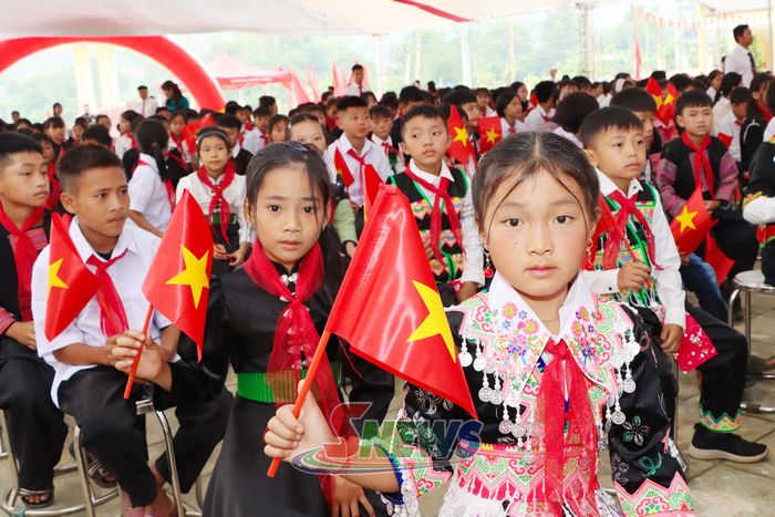 Học sinh Trường Phổ thông nội trú Tiểu học và THCS Mường Hung trong ngày khai giảng.