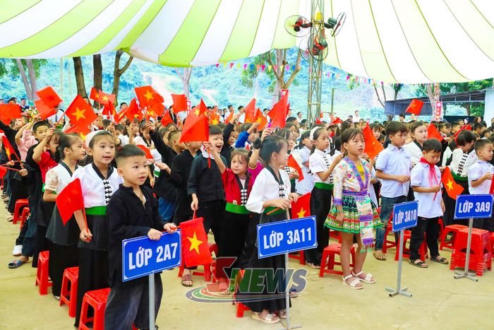 Các em học sinh điểm trường Hua Trai, Trường Tiểu học Chiềng Lao hào hứng tại lễ khai giảng năm học mới.