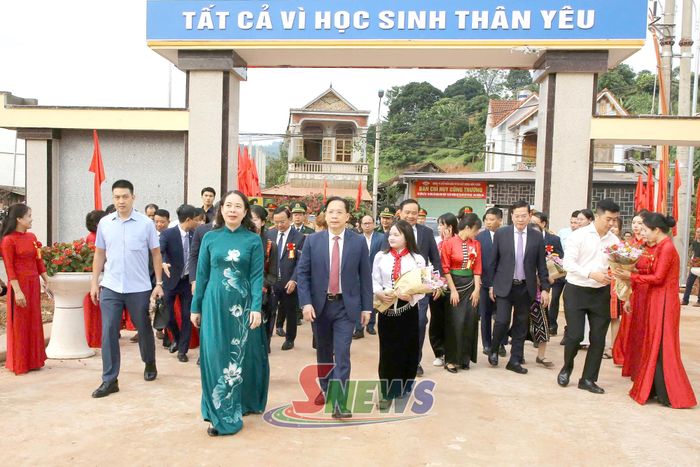 Đồng chí Võ Thị Ánh Xuân, Bí thư Trung ương Đảng, Phó Chủ tịch nước và các đại biểu đến dự Lễ khai giảng và khánh thành Trường Phổ thông nội trú Tiểu học và THCS Chiềng Sơn.