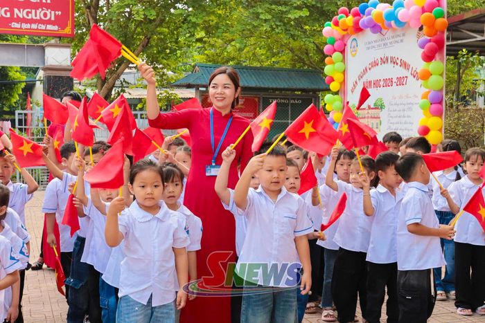 Cô và trò Trường Tiểu học Mường Bú tự tin bước vào năm học mới.