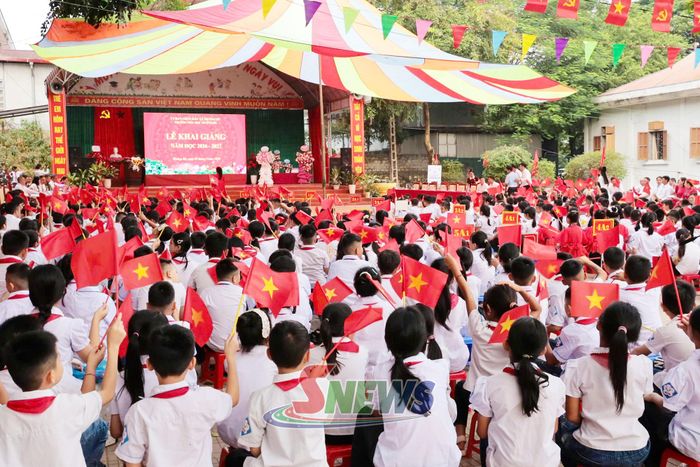 Sắc cờ đỏ sao vàng trong Lễ khai giảng tại Trường Tiểu học Mường Bú.