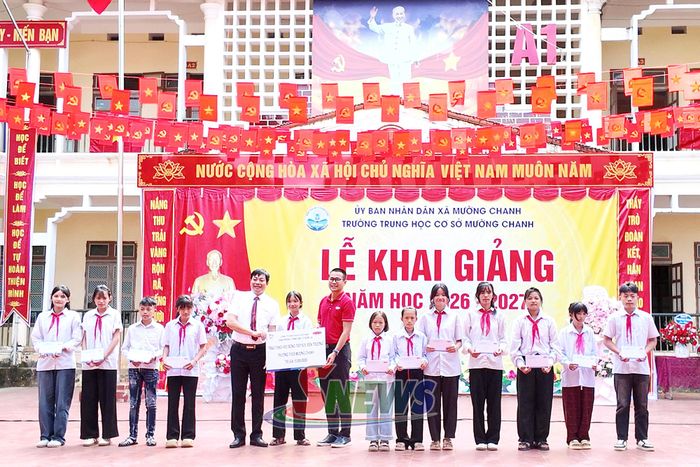 Các đơn vị doanh nghiêp, HTX trên địa bàn trao quà cho học sinh hoàn cảnh khó khăn