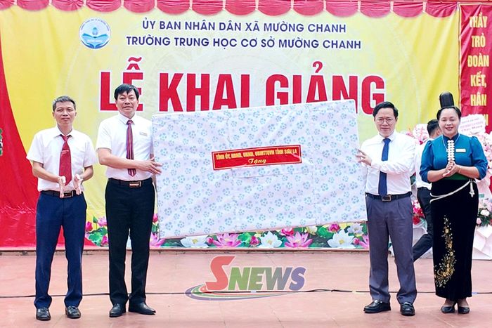 Đồng chí Giám đốc Sở Tài chính chuyển trao quà của Tỉnh uỷ, HĐND, UBND, Uỷ ban MTTQ Việt Nam tỉnh cho nhà trường