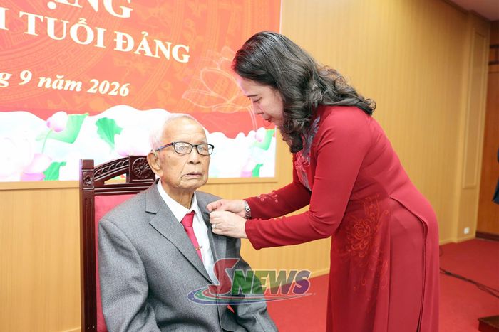 Đồng chí Phó Chủ tịch nước trao Huy hiệu 80 năm tuổi Đảng cho đảng viên Sa Đình Bình.