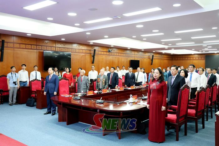 Các đại biểu thực hiện nghi lễ chào cờ.