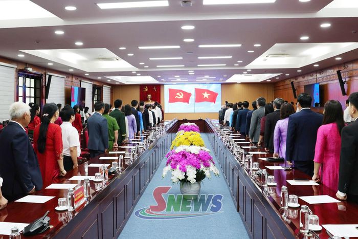 Các đại biểu thực hiện nghi lễ chào cờ.