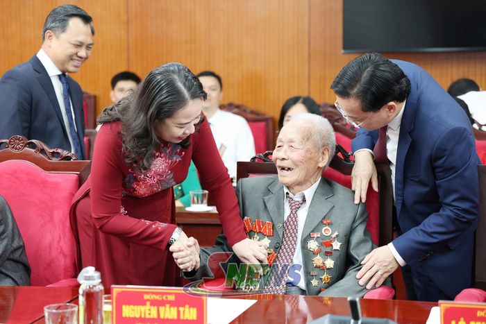 Đồng chí Phó Chủ tịch nước thăm hỏi, động viên đảng viên Nguyễn Văn Tân.