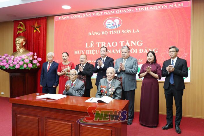 Các đảng viên ký vào sổ tặng Huy hiệu Đảng của đảng bộ, chi bộ.