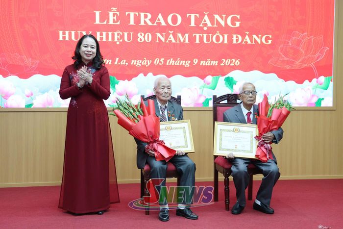 Đồng chí Phó Chủ tịch nước chúc mừng 2 đảng viên được trao tặng Huy hiệu 80 năm tuổi Đảng.