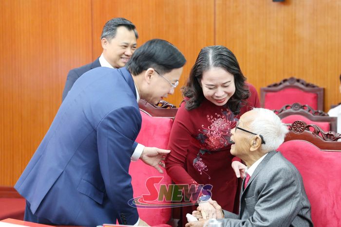 Đồng chí Phó Chủ tịch nước thăm hỏi sức khỏe đảng viên Sa Đình Bình.