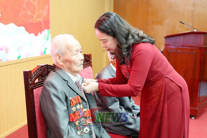 Đồng chí Phó Chủ tịch nước trao Huy hiệu 80 năm tuổi Đảng cho đảng viên Nguyễn Văn Tân.
