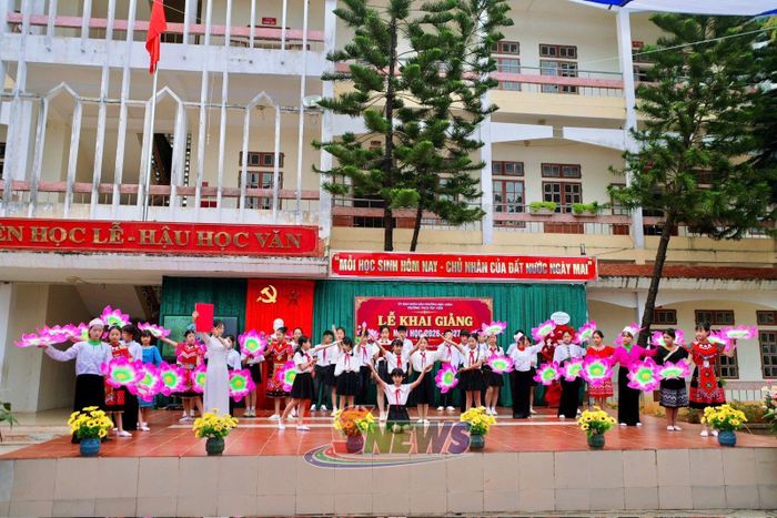 Tiết mục văn nghệ tại Lễ khai giảng.