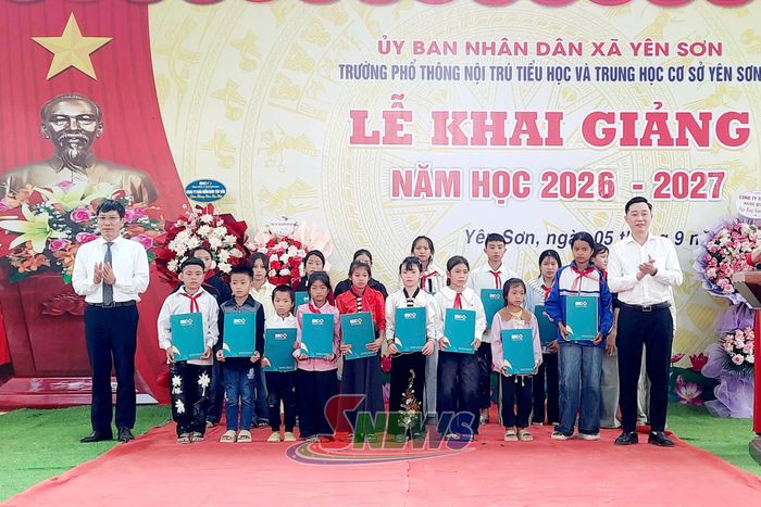 Bảo hiểm BIDV Sơn La trao 20 suất quà cho học sinh có hoàn cảnh khó khăn. Ảnh: Hoàng Dương (CTV)