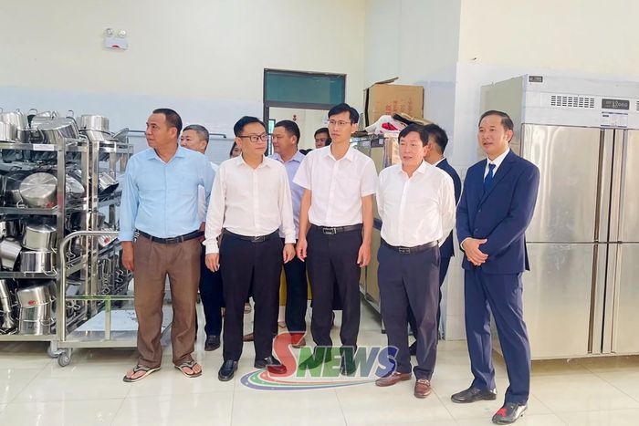 Các địa biểu tham quan khu vực nhà ăn của nhà trường. Ảnh: Thu Hồng (CTV)
