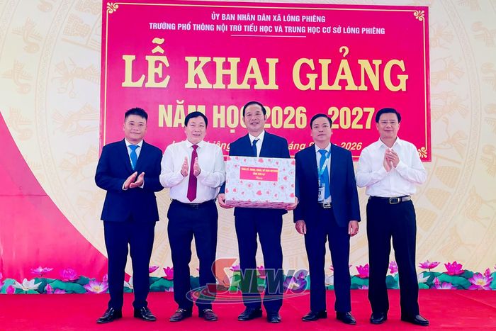Đồng chí Lù Văn Cường đã chuyển trao quà của Tỉnh ủy, HĐND, UBND, Ủy ban MTTQ Việt Nam tỉnh đến nhà trường. Ảnh: Thu Hồng (CTV)