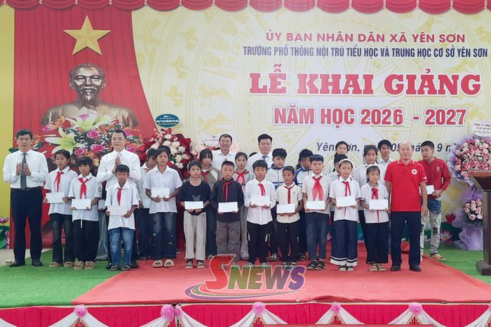Hội Chữ thập đỏ tỉnh trao quà cho học sinh có hoàn cảnh khó khăn. Ảnh: Hoàng Dương (CTV)