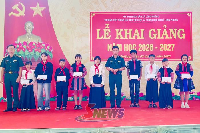 Đồn biên phòng Chiềng Tương trao quà cho học sinh trong chương trình “Nâng bước em đến trường”. Ảnh: Thu Hồng (CTV)