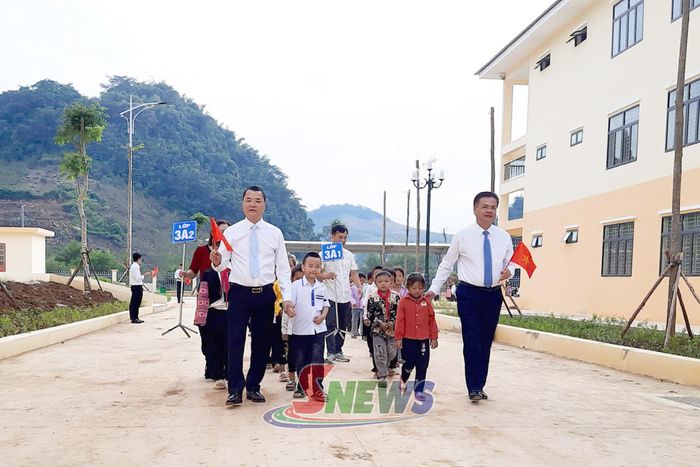 Các đại biểu và học sinh Trường Phổ thông nội trú Tiểu học và THCS Yên Sơn hân hoan dự Lễ khai giảng. Ảnh: Hoàng Dương (CTV)
