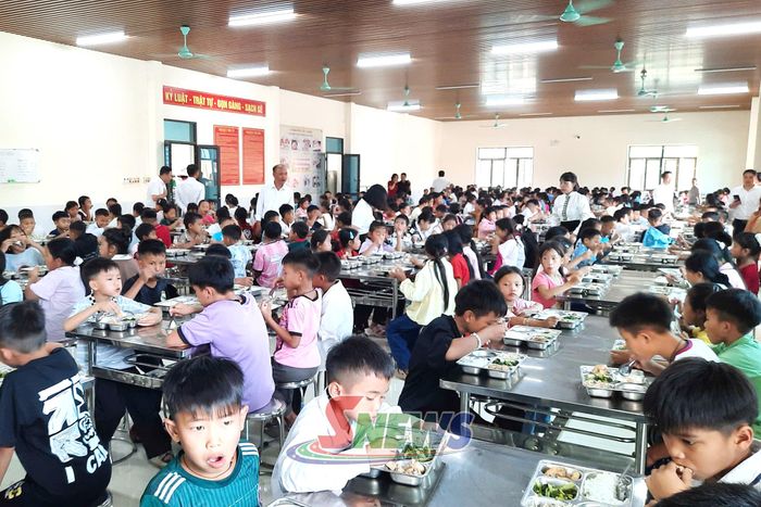 Học sinh Trường Phổ thông nội trú Tiểu học và THCS Lóng Phiêng ăn trưa tại trường. Ảnh: Thu Hồng (CTV)