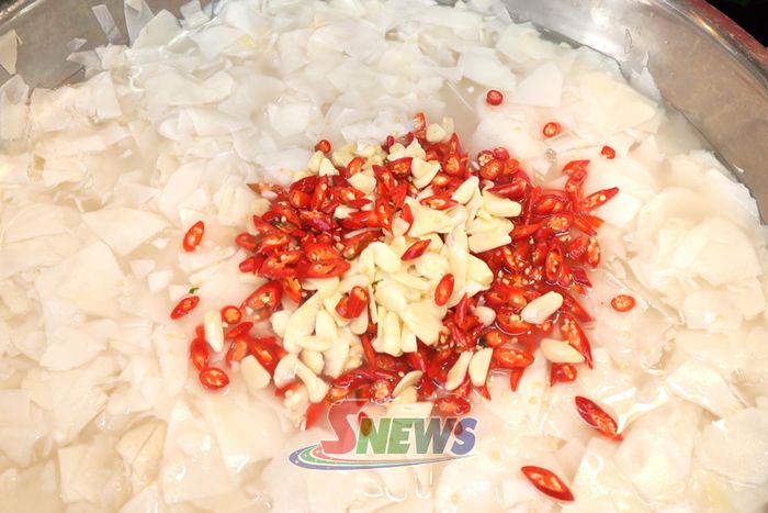 Măng ớt món ăn dân dã trong ẩm thực của người Thái.