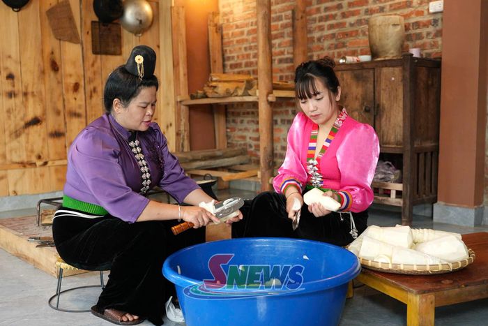 Người dân sơ chế măng hốc làm măng ớt.