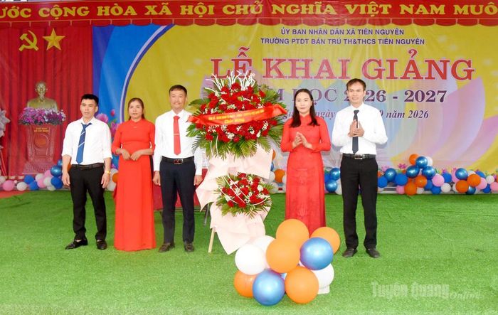 Đồng chí Nông Thị Bích Huệ, Ủy viên Ban Thường vụ Tỉnh ủy, Phó Bí thư Thường trực chuyên trách Đảng uỷ UBND tỉnh tặng hoa chúc mừng Trường PTDTBT TH&THCS Tiên Nguyên trong ngày khai giảng năm học mới. Ảnh: Mai Dung.