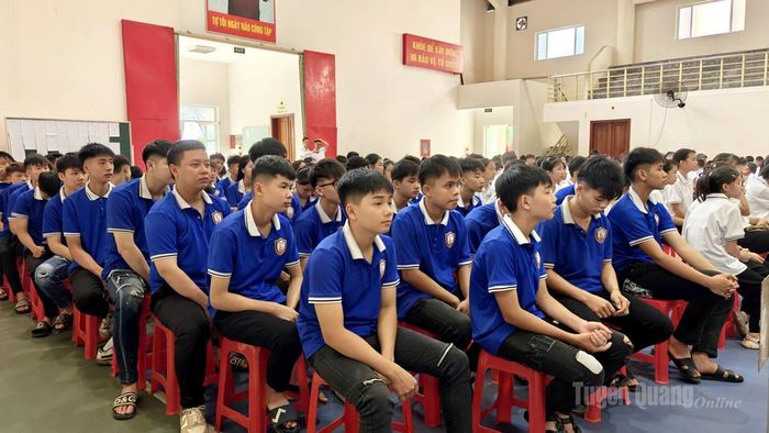 Tân sinh viên trường Cao đẳng Tuyên Quang dự Lễ khai giảng đầu tiên nơi giảng đường. Ảnh: Minh Hoàng