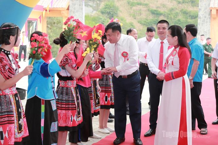 Đồng chí Hầu Minh Lợi, Ủy viên Ban Thường vụ Tỉnh ủy, Phó Chủ tịch Thường trực HĐND tỉnh cùng lãnh đạo xã Pà Vầy Sủ với các em học sinh trường Phổ thông nội trú Tiểu học và THCS Pà Vầy Sủ. Ảnh: Phi Anh