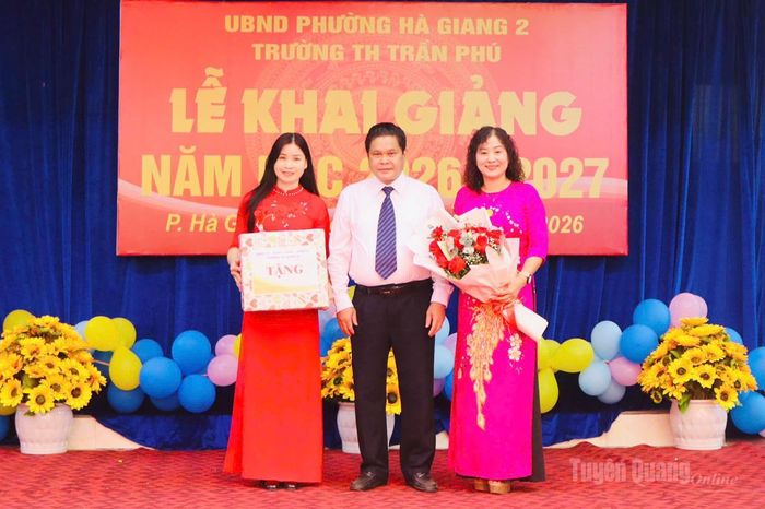 Đồng chí Vàng Seo Cón, Ủy viên BTV Tỉnh ủy, Bí thư Đảng ủy, Chủ tịch HĐND phường Hà Giang 2 tặng quà trường Tiểu học Trần Phú, phường Hà Giang 2. Ảnh: Khánh Huyền