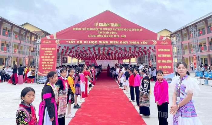 Trường PTNT liên cấp TH&THCS Sơn Vĩ sẵn sàng cho Lễ khai giảng năm học mới. Ảnh: Thảo Nguyên
