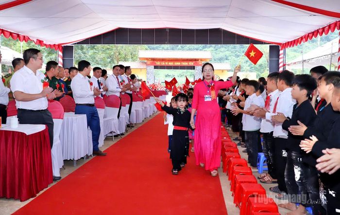 Nghi thức đón các em học sinh vào lớp 1 của Trường Phổ thông nội trú Tiểu học và THCS Minh Tân. Ảnh: Duy Tuấn