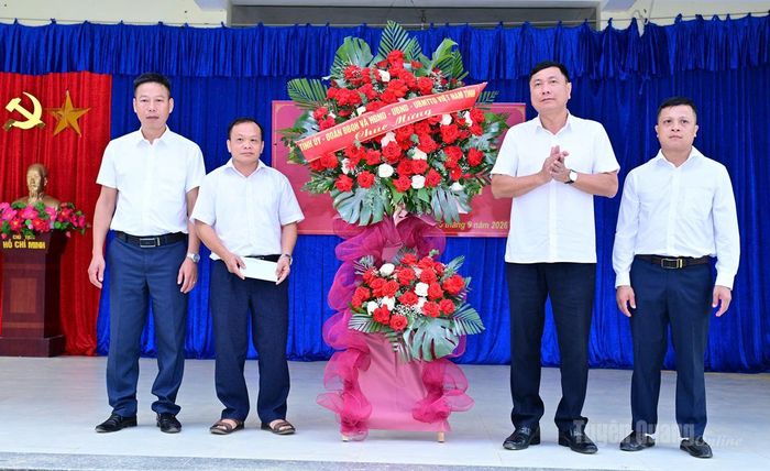 Đồng chí Trưởng ban Nội chính Tỉnh ủy Phùng Tiến Quân chúc mừng thầy và trò Trường Phổ thông Dân tộc bán trú Tiểu học-THCS Sinh Long xã Côn Lôn. Ảnh: Quang Hòa