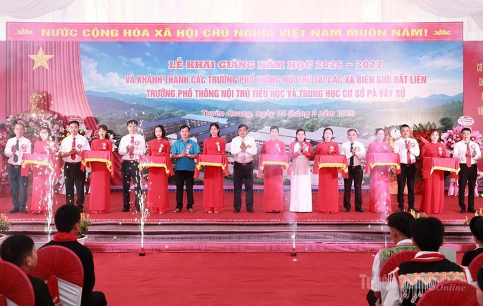 Các đại biểu cắt băng Khánh thành trường Phổ thông nội trú liên cấp Tiểu học và THCS Pà Vầy Sủ. Ảnh: Phi Anh