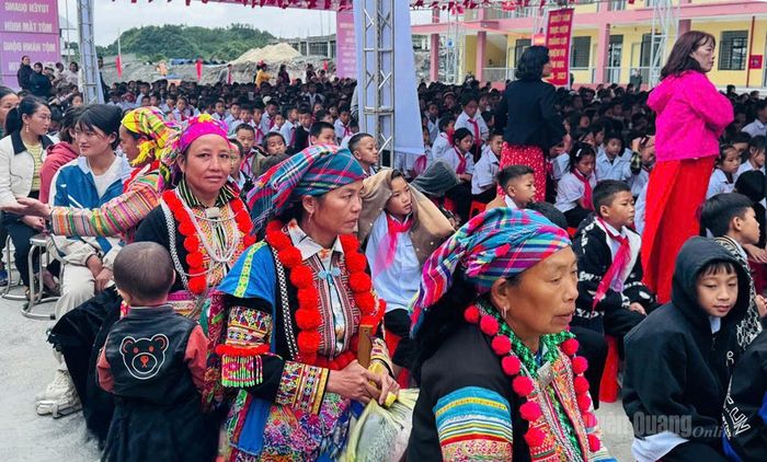 Phụ huynh học sinh xã Sơn Vĩ phấn khởi, vui mừng dự Lễ khai giảng cùng con. Ảnh: Thảo Nguyên