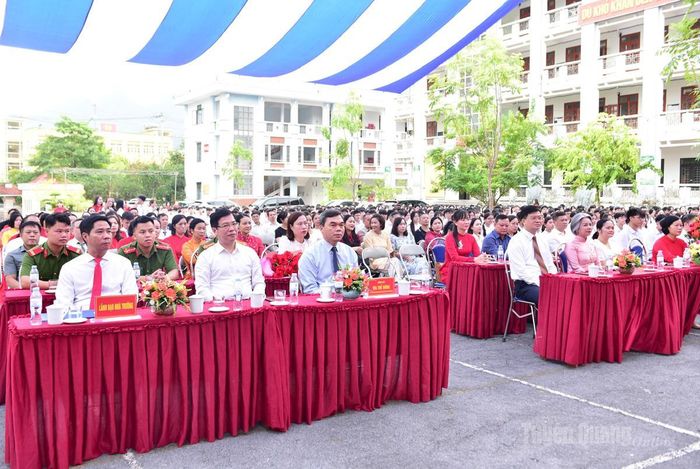 Đồng chí Ma Thế Hồng, Phó Bí thư Tỉnh ủy, Chủ tịch Ủy ban MTTQ Việt Nam tỉnh dự Lễ khai giảng năm học mới 2026-2027, chung vui cùng giáo viên và học sinh Trường THPT Chuyên Hà Giang. Ảnh: Lý Thịnh