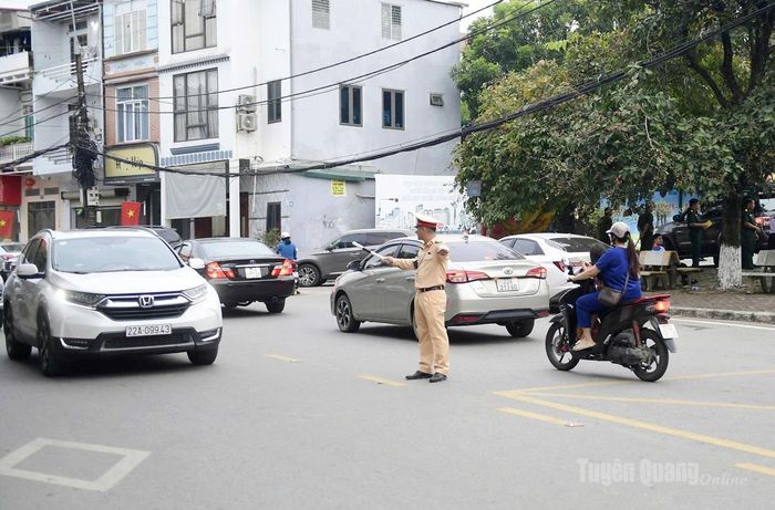 Lực lượng Cảnh sát giao thông phân luồng đảm bảo an toàn giao thông, tại các cổng trường học trên địa bàn phường Minh Xuân trước Lễ Khai giảng. Ảnh: Quốc Việt Phụ huynh xã Xín Mần tỉ mỉ chỉnh trang phục cho con trước giờ khai giảng năm học mới. Ảnh: Hồng Nhung