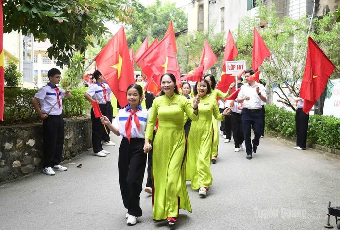 Lễ đón học sinh lớp 6 đầu cấp của Trường THCS Lê Quý Đôn, phường Minh Xuân. Ảnh Quốc Việt